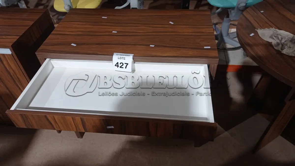 LOTE 427 - 01 MESA DE ESCRITÓRIO COM 01 GAVETA. (NO ESTADO) ATENÇÃO! FAZER A VISITAÇÃO ANTES DE ARREMATAR, NÃO SABEMOS SE FUNCIONA, LEILÃO NÃO TEM GARANTIA E NEM DEVOLUÇÃO, SUJEITO A POSSÍVEIS AVARIAS VISÍVEIS/OCULTAS E/OU AUSÊNCIA DE COMPONENTES.