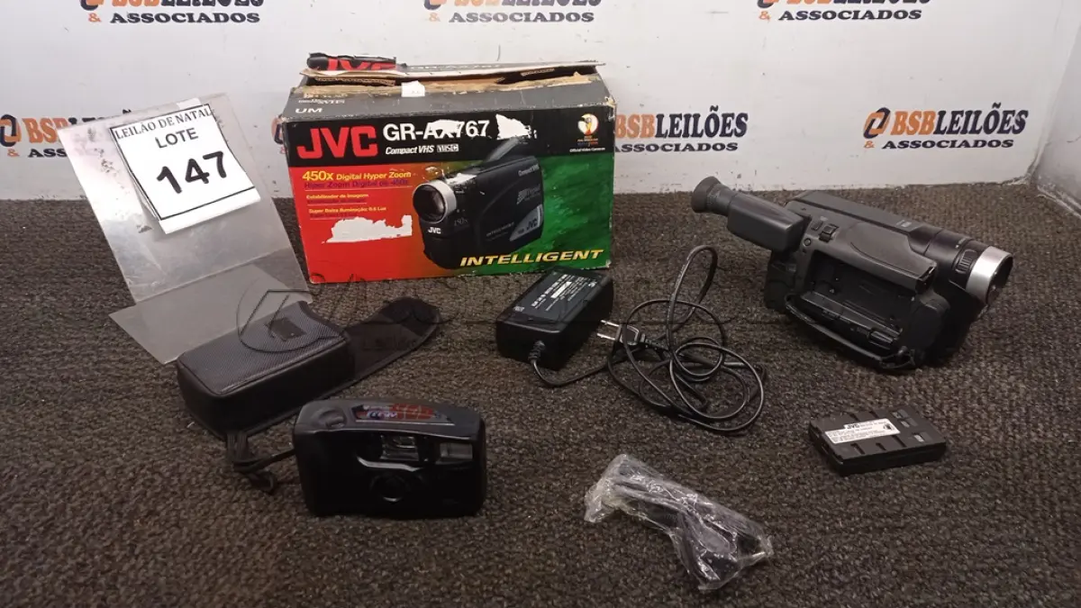 LOTE 147 - 01 FILMADORA MODELO GR-AX767 COMPACT VHS MARCA JVC. (NO ESTADO) ATENÇÃO! FAZER A VISITAÇÃO ANTES DE ARREMATAR, NÃO SABEMOS SE FUNCIONA, LEILÃO NÃO TEM GARANTIA E NEM DEVOLUÇÃO, SUJEITO A POSSÍVEIS AVARIAS VISÍVEIS/OCULTAS E/OU AUSÊNCIA DE COMPONENTES.