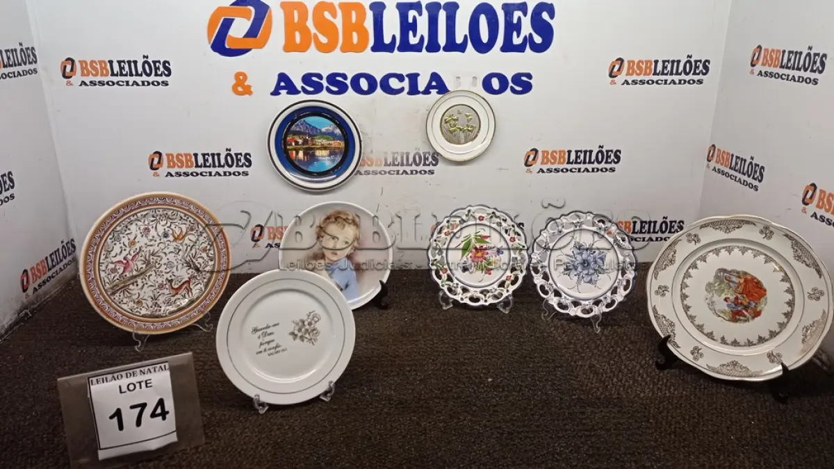 LOTE 174 - 08 PRATOS DECORATIVOS. (NO ESTADO) ATENÇÃO! FAZER A VISITAÇÃO ANTES DE ARREMATAR, NÃO SABEMOS SE FUNCIONA, LEILÃO NÃO TEM GARANTIA E NEM DEVOLUÇÃO, SUJEITO A POSSÍVEIS AVARIAS VISÍVEIS/OCULTAS E/OU AUSÊNCIA DE COMPONENTES.