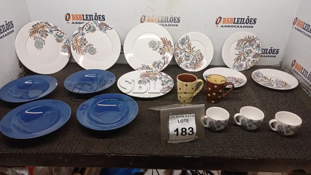 LOTE 183 - 12 PRATOS, 02 CANECAS E 02 XÍCARAS. (NO ESTADO) ATENÇÃO! FAZER A VISITAÇÃO ANTES DE ARREMATAR, NÃO SABEMOS SE FUNCIONA, LEILÃO NÃO TEM GARANTIA E NEM DEVOLUÇÃO, SUJEITO A POSSÍVEIS AVARIAS VISÍVEIS/OCULTAS E/OU AUSÊNCIA DE COMPONENTES.