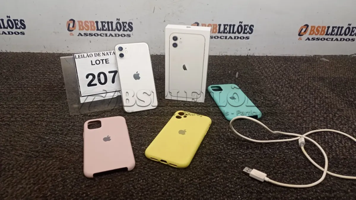 LOTE 207 - 01 IPHONE 11 64GB BRANCO SERIE: 351082463788482, CARREGADOR E 03 CAPINHAS. (NO ESTADO) ATENÇÃO! FAZER A VISITAÇÃO ANTES DE ARREMATAR, NÃO SABEMOS SE FUNCIONA, LEILÃO NÃO TEM GARANTIA E NEM DEVOLUÇÃO, SUJEITO A POSSÍVEIS AVARIAS VISÍVEIS/OCULTAS E/OU AUSÊNCIA DE COMPONENTES.