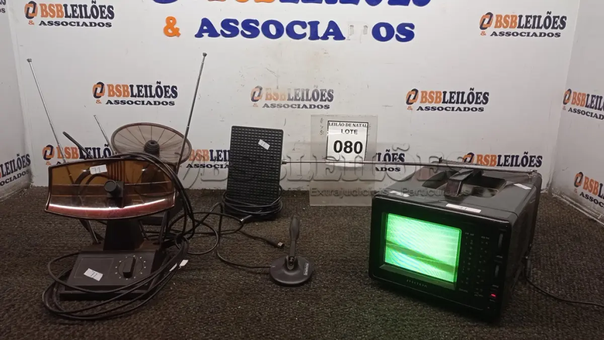 LOTE 080 - 01 TV AM/FM RADIO 5’’ COLORIDA MARCA SPECTRUM E 03 ANTENAS. (NO ESTADO) ATENÇÃO! FAZER A VISITAÇÃO ANTES DE ARREMATAR, NÃO SABEMOS SE FUNCIONA, LEILÃO NÃO TEM GARANTIA E NEM DEVOLUÇÃO, SUJEITO A POSSÍVEIS AVARIAS VISÍVEIS/OCULTAS E/OU AUSÊNCIA DE COMPONENTES.