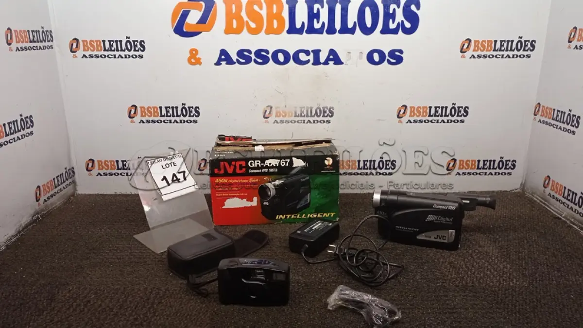 LOTE 147 - 01 FILMADORA MODELO GR-AX767 COMPACT VHS MARCA JVC. (NO ESTADO) ATENÇÃO! FAZER A VISITAÇÃO ANTES DE ARREMATAR, NÃO SABEMOS SE FUNCIONA, LEILÃO NÃO TEM GARANTIA E NEM DEVOLUÇÃO, SUJEITO A POSSÍVEIS AVARIAS VISÍVEIS/OCULTAS E/OU AUSÊNCIA DE COMPONENTES.