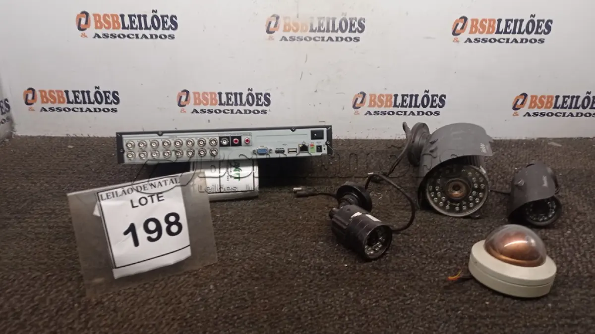 LOTE 198 - 01 DVR MARCA INTELBRAS MODELO VD 3016 E 04CAMERAS DE MONITORAMENTO. (NO ESTADO) ATENÇÃO! FAZER A VISITAÇÃO ANTES DE ARREMATAR, NÃO SABEMOS SE FUNCIONA, LEILÃO NÃO TEM GARANTIA E NEM DEVOLUÇÃO, SUJEITO A POSSÍVEIS AVARIAS VISÍVEIS/OCULTAS E/OU AUSÊNCIA DE COMPONENTES.