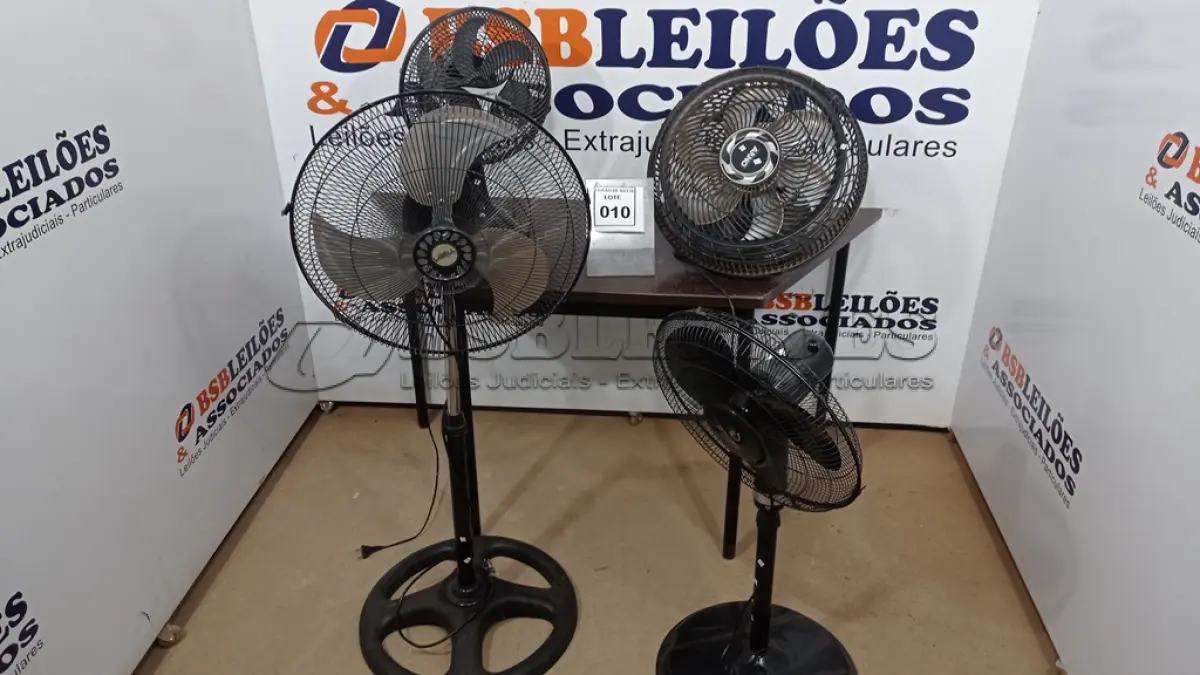 LOTE 010 - 04 VENTILADORES DE MARCAS E MODELOS DIVERSOS. (NO ESTADO) ATENÇÃO! FAZER A VISITAÇÃO ANTES DE ARREMATAR, NÃO SABEMOS SE FUNCIONA, LEILÃO NÃO TEM GARANTIA E NEM DEVOLUÇÃO, SUJEITO A POSSÍVEIS AVARIAS VISÍVEIS/OCULTAS E/OU AUSÊNCIA DE COMPONENTES.