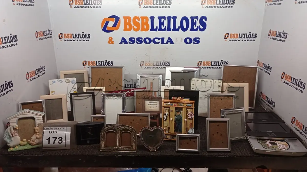 LOTE 173 - 01 LOTE COM GRANDE QUANTIDADE DE PORTA RETRATOS. (NO ESTADO) ATENÇÃO! FAZER A VISITAÇÃO ANTES DE ARREMATAR, NÃO SABEMOS SE FUNCIONA, LEILÃO NÃO TEM GARANTIA E NEM DEVOLUÇÃO, SUJEITO A POSSÍVEIS AVARIAS VISÍVEIS/OCULTAS E/OU AUSÊNCIA DE COMPONENTES.