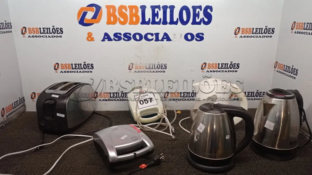 LOTE 057 - 02 SANDUICHEIRAS, 01 TORRADEIRA E 03 CHALEIRAS ELÉTRICAS. (NO ESTADO) ATENÇÃO! FAZER A VISITAÇÃO ANTES DE ARREMATAR, NÃO SABEMOS SE FUNCIONA, LEILÃO NÃO TEM GARANTIA E NEM DEVOLUÇÃO, SUJEITO A POSSÍVEIS AVARIAS VISÍVEIS/OCULTAS E/OU AUSÊNCIA DE COMPONENTES.