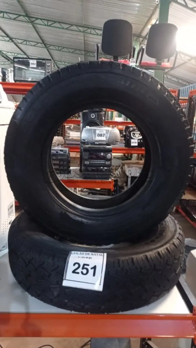 LOTE 251 - 02 PNEUS REMOLD MEDIDA 185 R14C. (NO ESTADO) ATENÇÃO! FAZER A VISITAÇÃO ANTES DE ARREMATAR, NÃO SABEMOS SE FUNCIONA, LEILÃO NÃO TEM GARANTIA E NEM DEVOLUÇÃO, SUJEITO A POSSÍVEIS AVARIAS VISÍVEIS/OCULTAS E/OU AUSÊNCIA DE COMPONENTES.