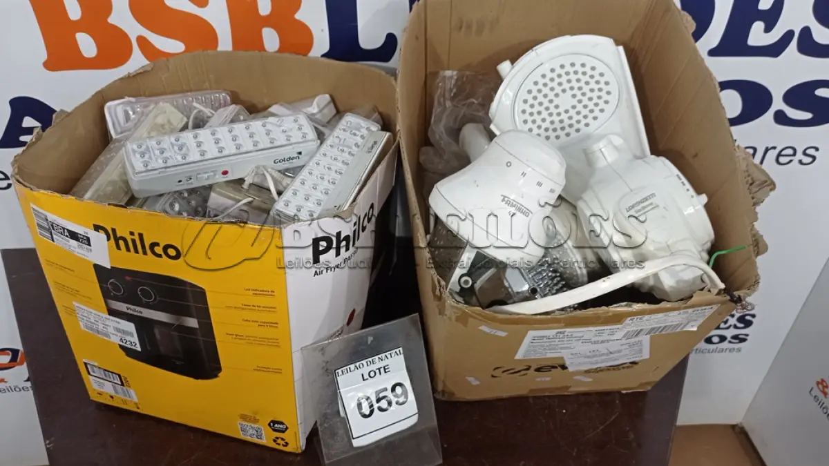 LOTE 059 - 01 LOTE COM GRANDE QUANTIDADE DE LANTERNAS DE EMERGÊNCIA E CHUVEIROS MARCAS E MODELOS DIVERSOS. (NO ESTADO) ATENÇÃO! FAZER A VISITAÇÃO ANTES DE ARREMATAR, NÃO SABEMOS SE FUNCIONA, LEILÃO NÃO TEM GARANTIA E NEM DEVOLUÇÃO, SUJEITO A POSSÍVEIS AVARIAS VISÍVEIS/OCULTAS E/OU AUSÊNCIA DE COMPONENTES.