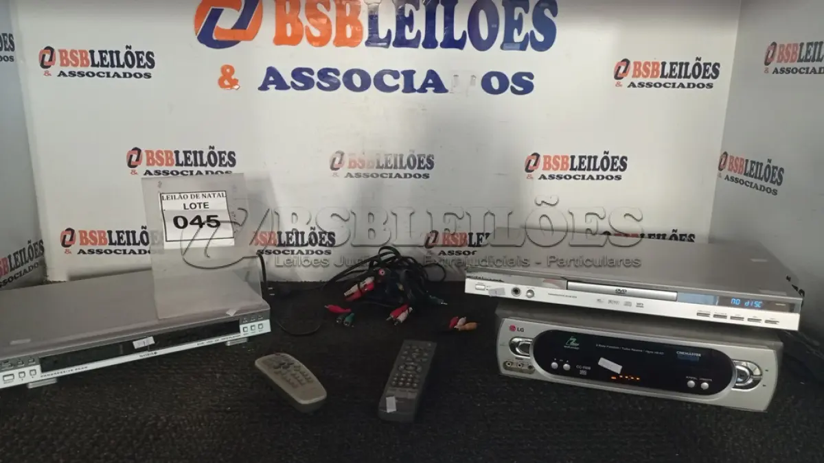LOTE 045 - 01 APARELHO DE VÍDEO CASSETE E 02 APARELHOS DE DVD DE MARCAS E MODELOS DIVERSOS. (NO ESTADO) ATENÇÃO! FAZER A VISITAÇÃO ANTES DE ARREMATAR, NÃO SABEMOS SE FUNCIONA, LEILÃO NÃO TEM GARANTIA E NEM DEVOLUÇÃO, SUJEITO A POSSÍVEIS AVARIAS VISÍVEIS/OCULTAS E/OU AUSÊNCIA DE COMPONENTES.