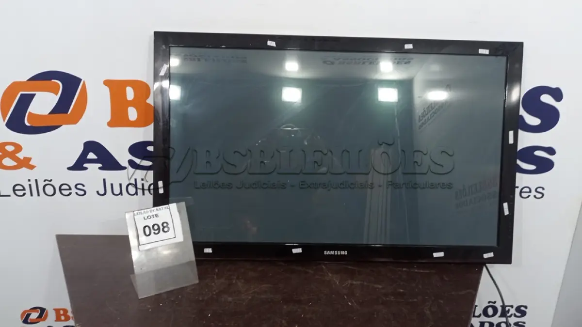 LOTE 098 - 01 TV SAMSUNG 42” PLASMA.  (NO ESTADO) ATENÇÃO! FAZER A VISITAÇÃO ANTES DE ARREMATAR, NÃO SABEMOS SE FUNCIONA, LEILÃO NÃO TEM GARANTIA E NEM DEVOLUÇÃO, SUJEITO A POSSÍVEIS AVARIAS VISÍVEIS/OCULTAS E/OU AUSÊNCIA DE COMPONENTES.