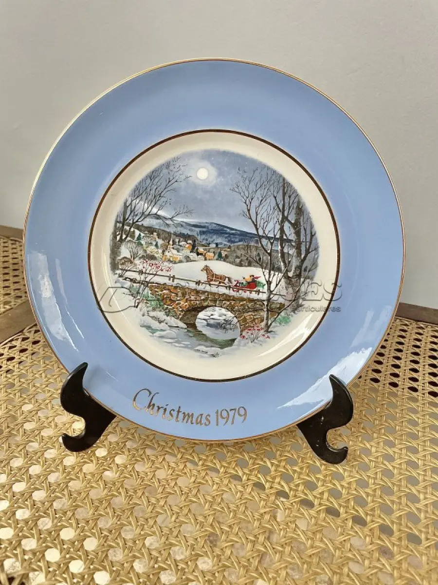 LOTE 040 - 01 LINDO PRATO DE NATAL DA SÉRIE AVON CHRISTMAS PLATE  PRATO DE COLECIONADOR FEITO NA INGLATERRA POR ENOCH WEDGWOOD (TUNSTALL) EM 1979.COM 21,5 CM DE DIÂMETRO A IMPRESSÃO NESTE PRATO É DE "DASHING THROUGH THE SNOW" COM DOIS ANÉIS DE OURO 22K E O NATAL DE 1979 TAMBÉM EM OURO 22K. ITEM COMPRADO EM GARAGENS DE ANTIGUIDADES NOS EUA.SUPORTE PARA PRATO NÃO INCLUÍDO NESTA VENDA. (NO ESTADO) ATENÇÃO! FAZER A VISITAÇÃO ANTES DE ARREMATAR, NÃO SABEMOS SE FUNCIONA, LEILÃO NÃO TEM GARANTIA E NEM DEVOLUÇÃO, SUJEITO A POSSÍVEIS AVARIAS VISÍVEIS/OCULTAS E/OU AUSÊNCIA DE COMPONENTES.