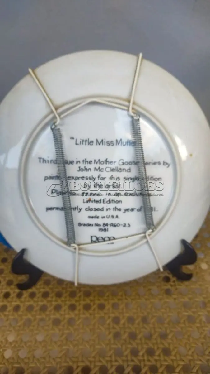 LOTE 252 - 01 PRATO DE COLECIONADOR DA BRADFORD EXCHANGE DE 1981 APRESENTA A PEQUENA MISS MUFFET E SUA FAMOSA CANTIGA DE RODA. O PRATO APRESENTA UM DESIGN MULTICOLORIDO VIBRANTE FEITO DE PORCELANA DE ALTA QUALIDADE, TORNANDO-SE UMA ADIÇÃO VALIOSA AO CONJUNTO DE QUALQUER COLECIONADOR. O PRATO É UMA EDIÇÃO ÚNICA DE TERCEIRA EDIÇÃO E NÃO FOI MODIFICADO OU EMPACOTADO. O PRATO VINTAGE FOI FEITO NOS ESTADOS UNIDOS USANDO O ESTILO E A TÉCNICA DE PRODUÇÃO DE CERÂMICA ARTÍSTICA. 1981,PEQUENA MISS MUFFET,JOHN MC CLELLAND, PRATO DE EDIÇÃO ÚNICA DE TERCEIRA EDIÇÃO RECO. COM 21,5 CM DE DIÂMETRO PRATO NUMERO 9990L,ITEM COMPRADO E GARAGENS DE ANTIGUIDADES NOS EUA. SUPORTE PARA PRATO NÃO INCLUÍDO NESTA VENDA. (NO ESTADO) ATENÇÃO! FAZER A VISITAÇÃO ANTES DE ARREMATAR, NÃO SABEMOS SE FUNCIONA, LEILÃO NÃO TEM GARANTIA E NEM DEVOLUÇÃO, SUJEITO A POSSÍVEIS AVARIAS VISÍVEIS/OCULTAS E/OU AUSÊNCIA DE COMPONENTES.