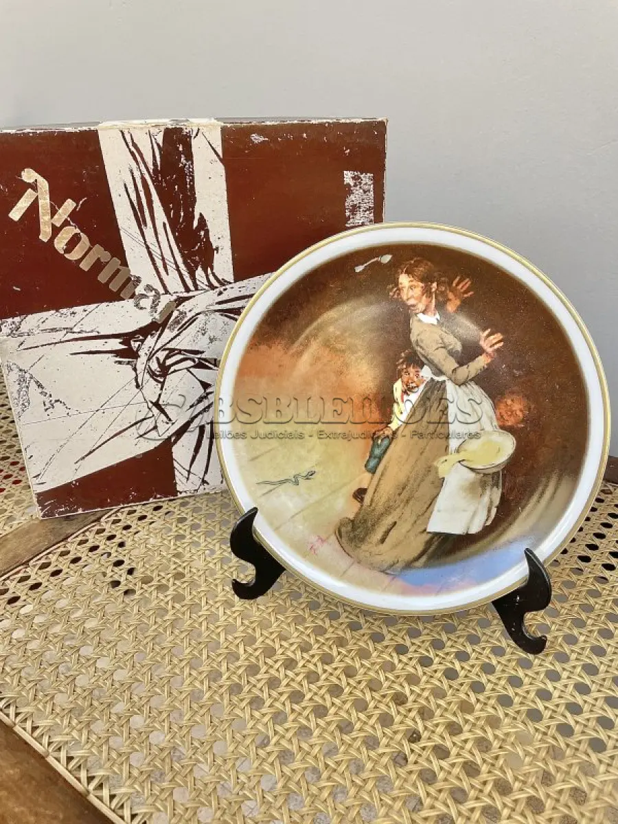 LOTE 098 - 01 BELO PRATO NORMAN ROCKWELL COM 20 CM DE DIÂMETRO APRESENTA A ICÔNICA OBRA DE ARTE DE NORMAN ROCKWELL HUCK FINN SÉRIE 4 "A FUGA DA SERPENTE "NORMAN ROCKWELL DAVE GROSSMAN DESIGN INC. PORCELANA FINA FABRICADO NO JAPÃO NA DÉCADA DE 80 QUARTO DE UMA SÉRIE DE 4EDIÇÃO LIMITADA DE 1981, COM LANÇAMENTO NA ÉPOCA DE APENAS 10.000 EXEMPLARES, PEÇA COMPRADA EM GARAGEM DE ANTIGUIDADES NOS EUA. SUPORTE PARA PRATO NÃO INCLUÍDO NESTA VENDA. (NO ESTADO) ATENÇÃO! FAZER A VISITAÇÃO ANTES DE ARREMATAR, NÃO SABEMOS SE FUNCIONA, LEILÃO NÃO TEM GARANTIA E NEM DEVOLUÇÃO, SUJEITO A POSSÍVEIS AVARIAS VISÍVEIS/OCULTAS E/OU AUSÊNCIA DE COMPONENTES.