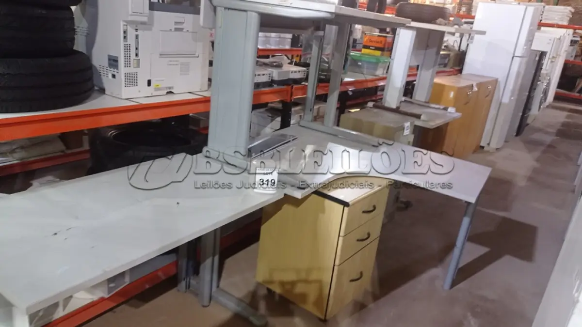 LOTE 319 - 01 MESA EM L, 01 MESA DE ESCRITÓRIO E 01 GAVETEIRO. (NO ESTADO) ATENÇÃO! FAZER A VISITAÇÃO ANTES DE ARREMATAR, NÃO SABEMOS SE FUNCIONA, LEILÃO NÃO TEM GARANTIA E NEM DEVOLUÇÃO, SUJEITO A POSSÍVEIS AVARIAS VISÍVEIS/OCULTAS E/OU AUSÊNCIA DE COMPONENTES.