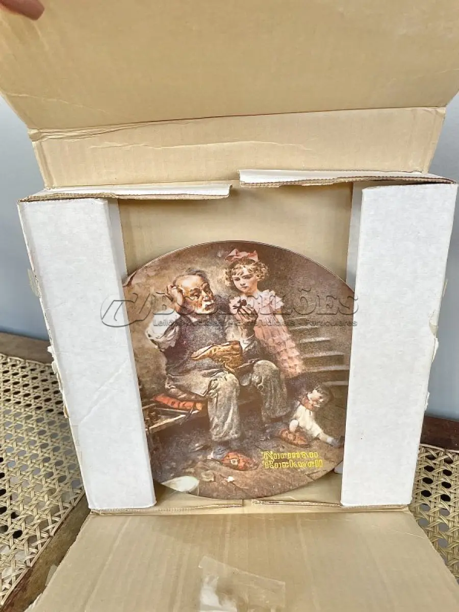 LOTE 082 - 01 RARO PRATO DE NORMAN ROCKWELL  PEÇA DE COLECIONADOR VINTAGE 8-1/2" THE COBBLER 2ND HERITAGE DE KNOWLES 1978 EDWIN M. KNOWLES. EDIÇÃO LIMITADA DE NORMAN ROCKWELL, "VERDADEIRO CLÁSSICO ROCKWELL"" PELA ROCKWELL SOCIETY OF AMERICA CAIXA ORIGINAL. O PRATO MEDE 21,5 CM DE DIÂMETRO. ITEM. FOI ENCONTRADA EM UM ARMÁRIO DURANTE A VENDA DE UMA PROPRIEDADE, APÓS MUITOS ANOS GUARDADOS.  CAIXA ORIGINAL. “SUPORTE PARA PRATO NÃO INCLUÍDO NESTA VENDA. (NO ESTADO) ATENÇÃO! FAZER A VISITAÇÃO ANTES DE ARREMATAR, NÃO SABEMOS SE FUNCIONA, LEILÃO NÃO TEM GARANTIA E NEM DEVOLUÇÃO, SUJEITO A POSSÍVEIS AVARIAS VISÍVEIS/OCULTAS E/OU AUSÊNCIA DE COMPONENTES.