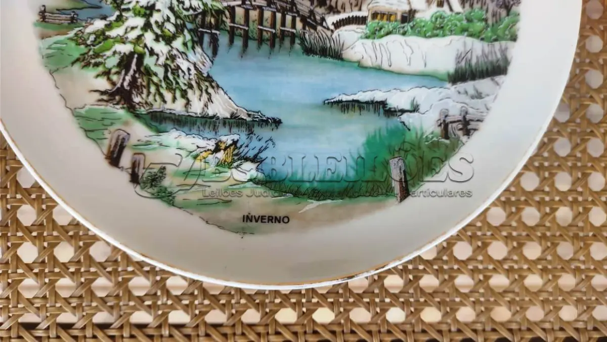 LOTE 088 - 01 PRATO “PORCELANA COM CENAS DE INVERNO COM 20,5 CM DE DIÂMETRO SUPORTE PARA PRATO NÃO INCLUÍDO NESTA VENDA. (NO ESTADO) ATENÇÃO! FAZER A VISITAÇÃO ANTES DE ARREMATAR, NÃO SABEMOS SE FUNCIONA, LEILÃO NÃO TEM GARANTIA E NEM DEVOLUÇÃO, SUJEITO A POSSÍVEIS AVARIAS VISÍVEIS/OCULTAS E/OU AUSÊNCIA DE COMPONENTES.