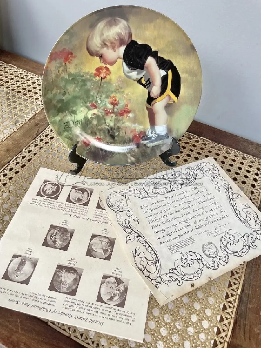 LOTE 046 - 01 RARO PRATO DE PORCELANA MINIATURA VINTAGE DONALD ZOLAN "GRANDMA'S GARDEN", DA FAMOSA SÉRIE DE CANÇÕES DE NINAR DE DONALD ZOLAN, DE 1985. FABRICADO NOS EUA.COM CAIXA ORIGINAL E COM A DOCUMENTAÇÃO ORIGINAL DE AUTENCIDADE DA PEÇA,COM 21 CM DE DIÂMETRO E ESTÁ EM EXCELENTE ESTADO, SEM LASCAS OU RACHADURAS. ITEM COMPRADO EM GARAGEM NOS EUA.SUPORTE PARA PRATO NÃO INCLUÍDO NESTA VENDA. (NO ESTADO) ATENÇÃO! FAZER A VISITAÇÃO ANTES DE ARREMATAR, NÃO SABEMOS SE FUNCIONA, LEILÃO NÃO TEM GARANTIA E NEM DEVOLUÇÃO, SUJEITO A POSSÍVEIS AVARIAS VISÍVEIS/OCULTAS E/OU AUSÊNCIA DE COMPONENTES.