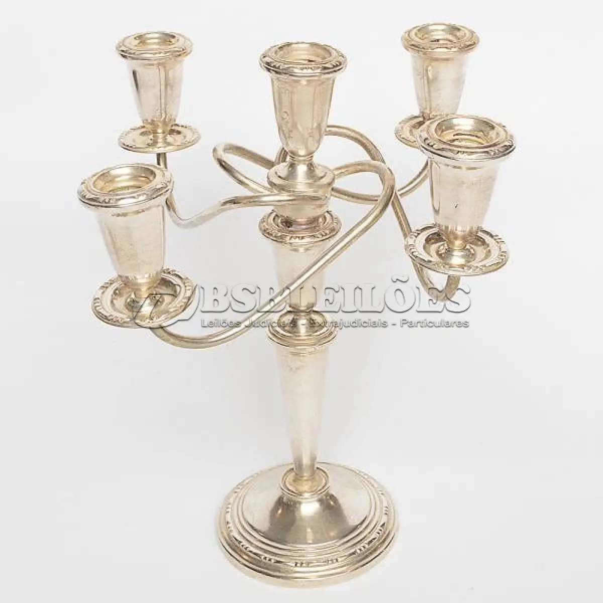LOTE 045 - 01 LINDO CANDELABRO ANTIGO ESPESSURADO A PRATA 30 CM DE ALTURA. (NO ESTADO) ATENÇÃO! FAZER A VISITAÇÃO ANTES DE ARREMATAR, NÃO SABEMOS SE FUNCIONA, LEILÃO NÃO TEM GARANTIA E NEM DEVOLUÇÃO, SUJEITO A POSSÍVEIS AVARIAS VISÍVEIS/OCULTAS E/OU AUSÊNCIA DE COMPONENTES.