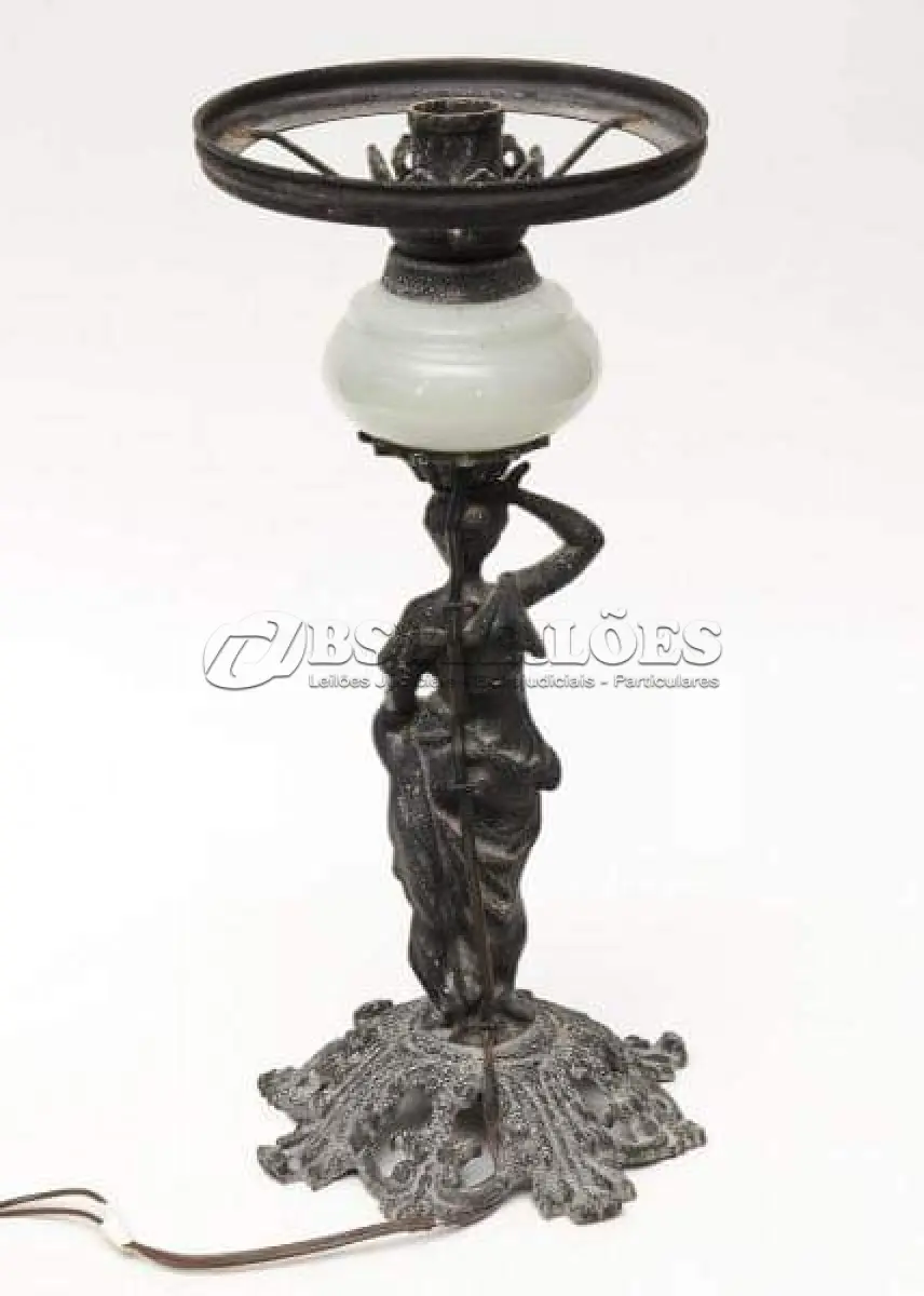 LOTE 037 - 01 LUMINÁRIA DE MESA DE PETIT BRONZE ANTIGA GUARDADA A MUITO ANOS COM  39 CM DE ALT. (NO ESTADO) ATENÇÃO! FAZER A VISITAÇÃO ANTES DE ARREMATAR, NÃO SABEMOS SE FUNCIONA, LEILÃO NÃO TEM GARANTIA E NEM DEVOLUÇÃO, SUJEITO A POSSÍVEIS AVARIAS VISÍVEIS/OCULTAS E/OU AUSÊNCIA DE COMPONENTES.