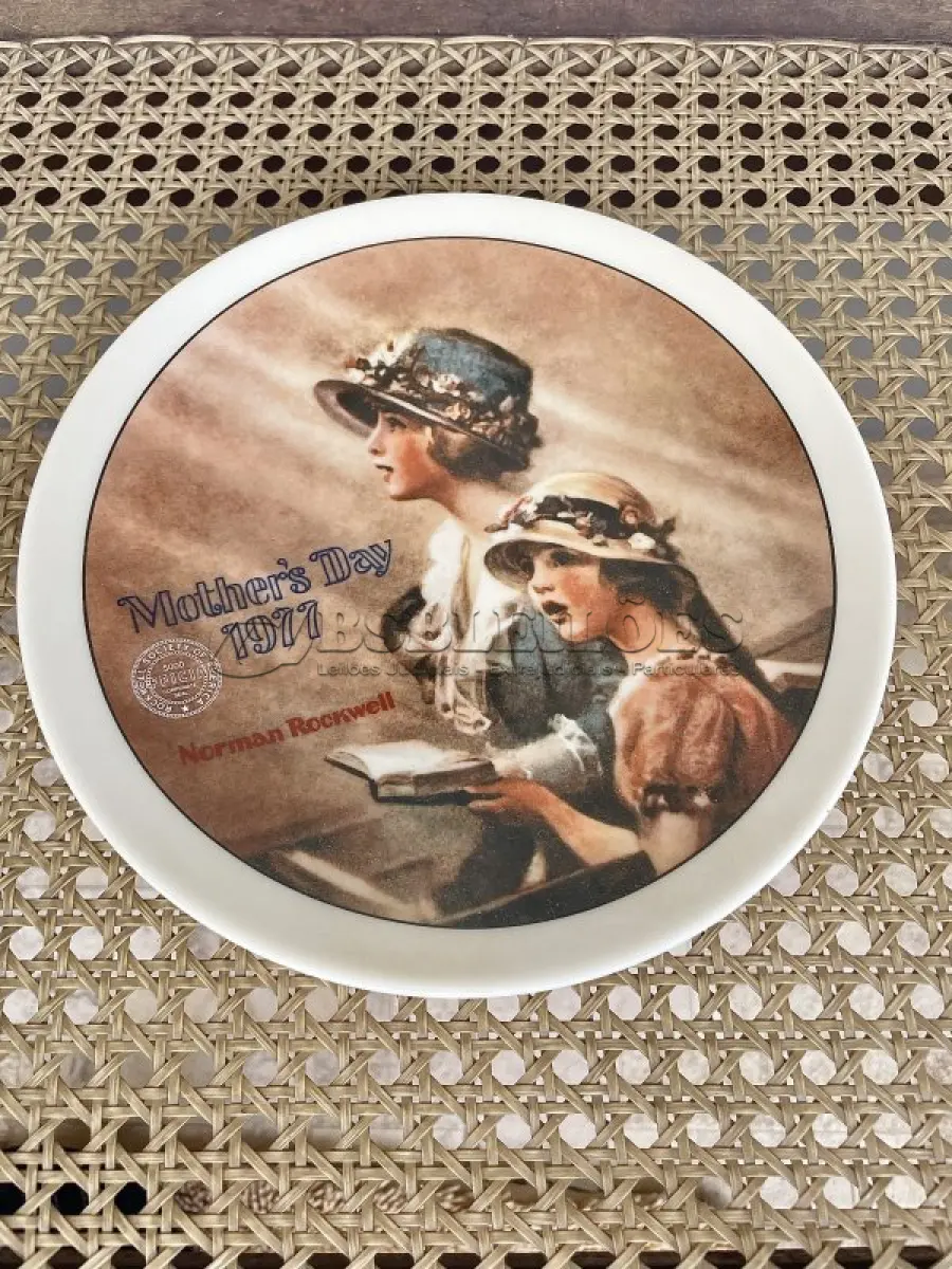 LOTE 240 - 01 PRATO DE COLECIONADOR NORMAN ROCKWELL "FAITH", EDIÇÃO LIMITADA, DIA DAS MÃES DE 1977 1ª EDIÇÃO,COM 21,5 CM DE DIAMETRO ESTE FICOU GUARDADO EM UMA CAIXA NO ARMÁRIO POR TODOS ESSES ANOS. O PRATO OFICIAL DE EDIÇÃO LIMITADA DO DIA DAS MÃES, APROVADO E CERTIFICADO PELA ROCKWELL SOCIETY OF AMERICA COMO UM VERDADEIRO CLÁSSICO DA ROCKWELL. FEITO À MÃO POR KNOWLES EM PORCELANA FINA AMERICANA, INTITULADO "FAITH" E NUMERADO 44384 O PRATO ESTÁ EM EXCELENTES CONDIÇÕES, IMPECÁVEL, NUNCA USADO.ITEM COMPRADO E GARAGENS DE ANTIGUIDADES NOS EUA.SUPORTE PARA PRATO NÃO INCLUÍDO NESTA VENDA. (NO ESTADO) ATENÇÃO! FAZER A VISITAÇÃO ANTES DE ARREMATAR, NÃO SABEMOS SE FUNCIONA, LEILÃO NÃO TEM GARANTIA E NEM DEVOLUÇÃO, SUJEITO A POSSÍVEIS AVARIAS VISÍVEIS/OCULTAS E/OU AUSÊNCIA DE COMPONENTES.