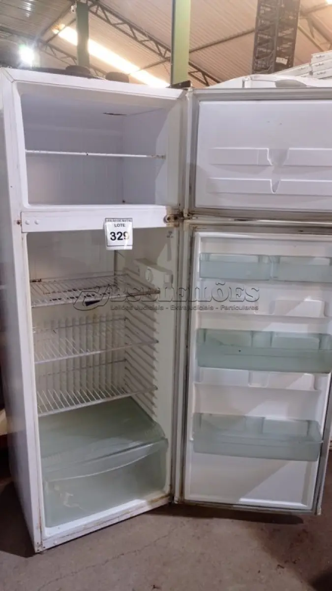 LOTE 329 - 01 GELADEIRA MARCA CONSUL. (NO ESTADO) ATENÇÃO! FAZER A VISITAÇÃO ANTES DE ARREMATAR, NÃO SABEMOS SE FUNCIONA, LEILÃO NÃO TEM GARANTIA E NEM DEVOLUÇÃO, SUJEITO A POSSÍVEIS AVARIAS VISÍVEIS/OCULTAS E/OU AUSÊNCIA DE COMPONENTES.