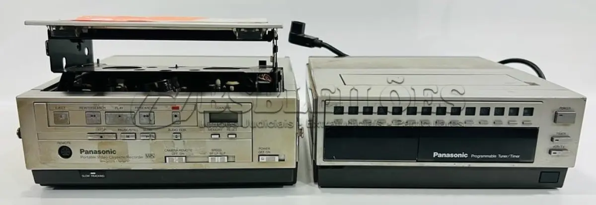 LOTE 241 - 01 VÍDEO CASSETTE RECORDER PORTABLE PV-5000 OOM PROGRAMMABLE TUNER/TIMER MODELO PV-A500. P. (NO ESTADO) ATENÇÃO! FAZER A VISITAÇÃO ANTES DE ARREMATAR, NÃO SABEMOS SE FUNCIONA, LEILÃO NÃO TEM GARANTIA E NEM DEVOLUÇÃO, SUJEITO A POSSÍVEIS AVARIAS VISÍVEIS/OCULTAS E/OU AUSÊNCIA DE COMPONENTES.