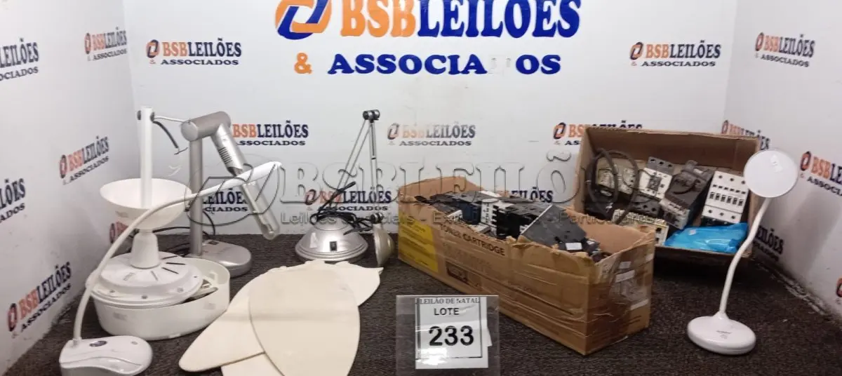 LOTE 233 - 03 LUMINÁRIAS DE MESA E GRANDE QUANTIDADE DE CONTADOR WEG. (NO ESTADO) ATENÇÃO! FAZER A VISITAÇÃO ANTES DE ARREMATAR, NÃO SABEMOS SE FUNCIONA, LEILÃO NÃO TEM GARANTIA E NEM DEVOLUÇÃO, SUJEITO A POSSÍVEIS AVARIAS VISÍVEIS/OCULTAS E/OU AUSÊNCIA DE COMPONENTES.