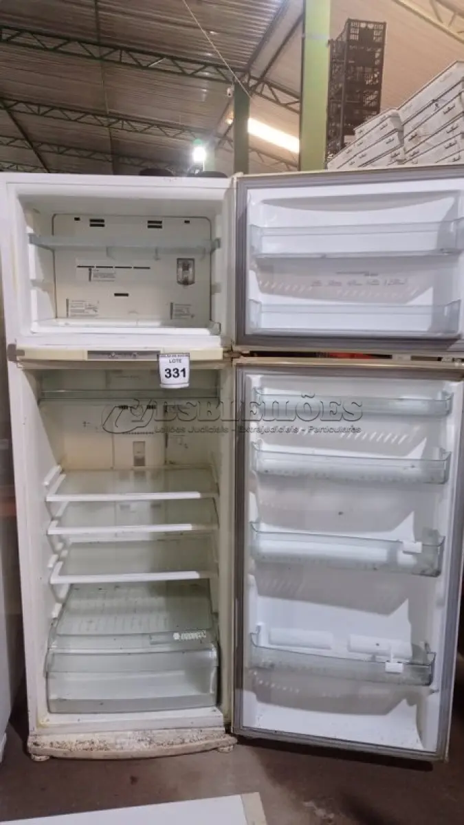 LOTE 331 - 01 GELADEIRA MARCA BRASTEMP 220V. (NO ESTADO) ATENÇÃO! FAZER A VISITAÇÃO ANTES DE ARREMATAR, NÃO SABEMOS SE FUNCIONA, LEILÃO NÃO TEM GARANTIA E NEM DEVOLUÇÃO, SUJEITO A POSSÍVEIS AVARIAS VISÍVEIS/OCULTAS E/OU AUSÊNCIA DE COMPONENTES.