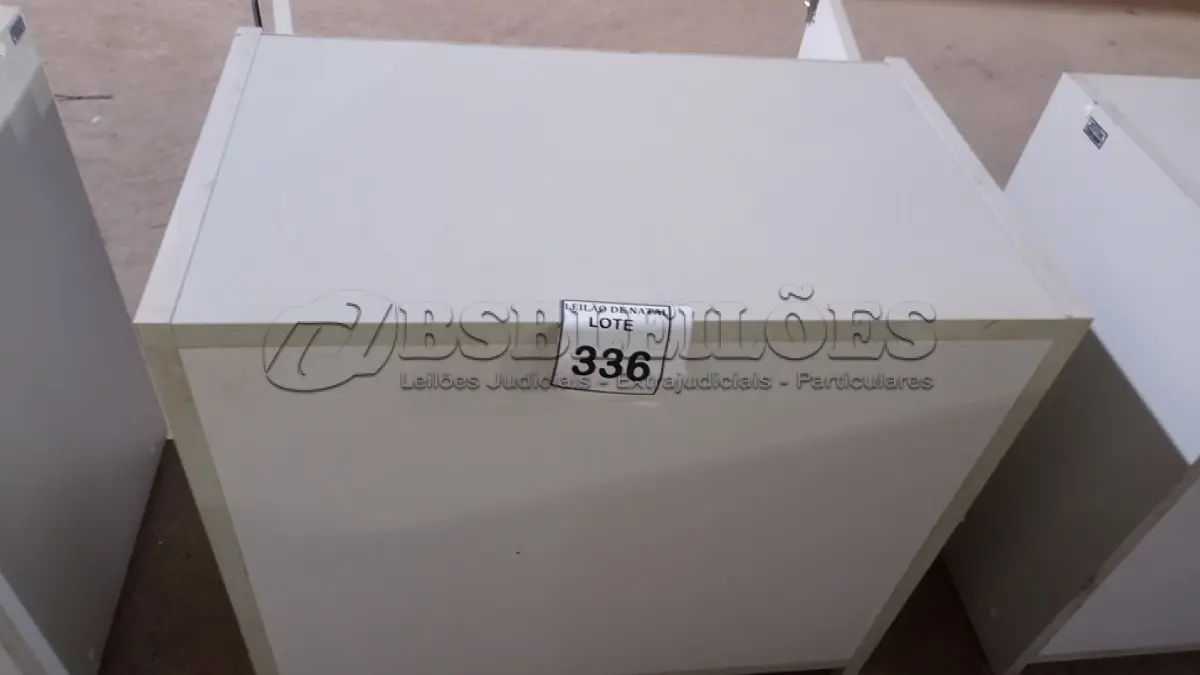 LOTE 336 - 01 ARMÁRIO BAIXO COM 02 PORTAS EM MADEIRA. (NO ESTADO) ATENÇÃO! FAZER A VISITAÇÃO ANTES DE ARREMATAR, NÃO SABEMOS SE FUNCIONA, LEILÃO NÃO TEM GARANTIA E NEM DEVOLUÇÃO, SUJEITO A POSSÍVEIS AVARIAS VISÍVEIS/OCULTAS E/OU AUSÊNCIA DE COMPONENTES.