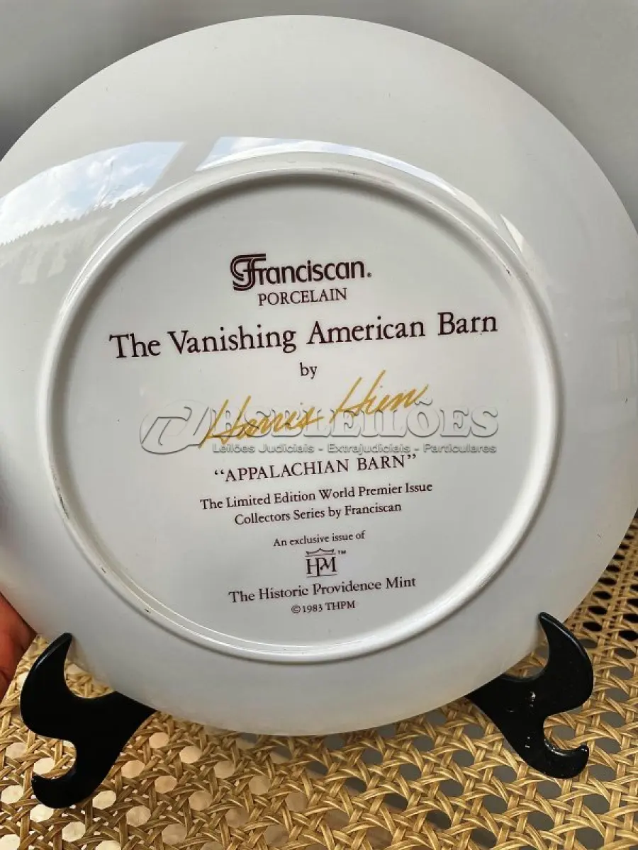 LOTE 056 - 01 PRATO DE COLECIONADOR DA HISTORIC PROVIDENCE MINT EDIÇÃO LIMITADA GUARDADA A ANOS COM DOCUMENTAÇÃO DA ÉPOCA APRESENTA O DESIGN DE 1983 "APALACHIAN BARN", QUE DESTACA A BELEZA DOS CELEIROS AMERICANOS. MEDE 21,5 CM DE DIÂMETRO. O DESIGN MULTICOLORIDO RETRATA UM CELEIRO NA REGIÃO DOS APALACHES E É UM ITEM VINTAGE DA DÉCADA DE 1980. UMA ÓTIMA ADIÇÃO A QUALQUER COLEÇÃO. O PRATO É ROTULADO COMO ITEM DE COLECIONADOR E É PERFEITO PARA EXIBIÇÃO EM CASA OU NO ESCRITÓRIO. “ITEM COMPRADO EM GARAGENS DE ANTIGUIDADES NOS EUA.”SUPORTE PARA PRATO NÃO INCLUÍDO NESTA VENDA. (NO ESTADO) ATENÇÃO! FAZER A VISITAÇÃO ANTES DE ARREMATAR, NÃO SABEMOS SE FUNCIONA, LEILÃO NÃO TEM GARANTIA E NEM DEVOLUÇÃO, SUJEITO A POSSÍVEIS AVARIAS VISÍVEIS/OCULTAS E/OU AUSÊNCIA DE COMPONENTES.