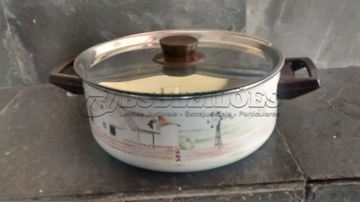 LOTE 221 - 01 PANELA ANTIGA ESMALTADA DECADA DE 80. (NO ESTADO) ATENÇÃO! FAZER A VISITAÇÃO ANTES DE ARREMATAR, NÃO SABEMOS SE FUNCIONA, LEILÃO NÃO TEM GARANTIA E NEM DEVOLUÇÃO, SUJEITO A POSSÍVEIS AVARIAS VISÍVEIS/OCULTAS E/OU AUSÊNCIA DE COMPONENTES.