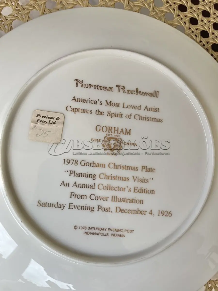 LOTE 224 - 01 BELO PRATO DE COLECIONADOR DE NORMAN ROCKWELL APRESENTA A EMOCIONANTE CENA DE "PLANEJANDO VISITAS DE NATAL" E É UM ITEM ESSENCIAL PARA QUALQUER COLEÇÃO. TEM BORDAS A OURO 24 K  COM 21,5 CM DE DIÂMETRO E É REPLETO DE DETALHES INTRINCADOS E CORES VIBRANTES QUE DÃO VIDA À CENA. O PRATO FOI FABRICADO NA DÉCADA DE 1970 PELA GORHAM, NOS ESTADOS UNIDOS. É UM ITEM VINTAGE E ESTÁ EM ÓTIMO ESTADO, PRONTO PARA SER EXIBIDO E APRECIADO POR MUITOS ANOS. ESTE SERIA UM PRESENTE PERFEITO PARA QUALQUER COLECIONADOR OU AMANTE DA OBRA DE NORMAN ROCKWELL.ITEM COMPRADO EM GARAGENS DE ANTIGUIDADES NOS EUA. SUPORTE PARA PRATO NÃO INCLUÍDO NESTA VENDA. (NO ESTADO) ATENÇÃO! FAZER A VISITAÇÃO ANTES DE ARREMATAR, NÃO SABEMOS SE FUNCIONA, LEILÃO NÃO TEM GARANTIA E NEM DEVOLUÇÃO, SUJEITO A POSSÍVEIS AVARIAS VISÍVEIS/OCULTAS E/OU AUSÊNCIA DE COMPONENTES.