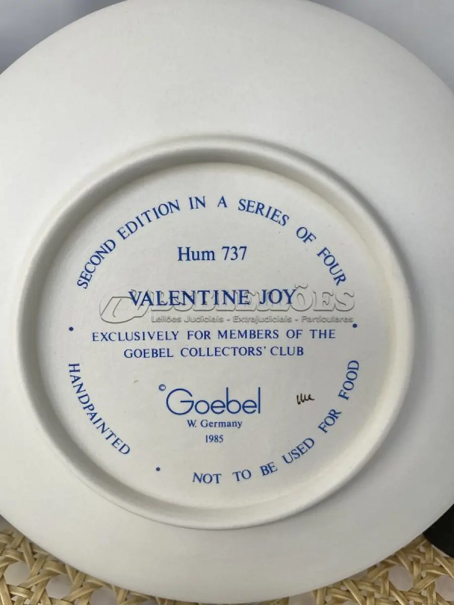 LOTE 052 - 01 RARO PRATO DE PORCELANA LINDAMENTE TRABALHADO DA FAMOSA M.J. HUMMEL GOEBEL APRESENTA UM FORMATO REDONDO E DESIGN MULTICOLORIDO, PERFEITO PARA TODAS AS OCASIÕES E ESTILOS DE DECORAÇÃO. É UM ITEM DE COLECIONADOR DA SEGUNDA EDIÇÃO DO PRATO VALENTINE JOY, GRAVADO COM DETALHES INTRINCADOS E FABRICADO NA ALEMANHA NA DÉCADA DE 1980.PEÇA ÚNICA DA CULTURA ALEMÃ E VEM DA FRANQUIA GOEBEL, UMA MARCA RENOMADA NO SETOR DE COLECIONÁVEIS ​​DECORATIVOS. LANÇADA SOMENTE PARA MEMBROS DO CLUBE DE COLECIONADORES GOEBEL. ITEM COMPRADO EM GARAGENS DE ANTIGUIDADES NOS EUA.SUPORTE PARA PRATO NÃO INCLUÍDO NESTA VENDA. (NO ESTADO) ATENÇÃO! FAZER A VISITAÇÃO ANTES DE ARREMATAR, NÃO SABEMOS SE FUNCIONA, LEILÃO NÃO TEM GARANTIA E NEM DEVOLUÇÃO, SUJEITO A POSSÍVEIS AVARIAS VISÍVEIS/OCULTAS E/OU AUSÊNCIA DE COMPONENTES.