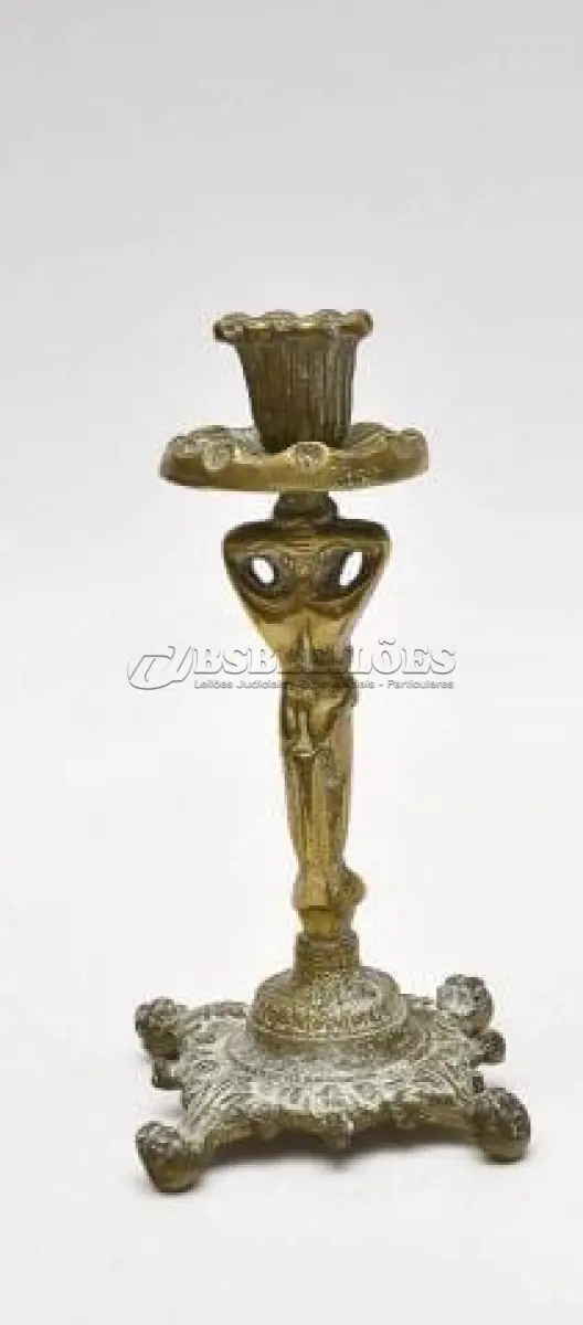 LOTE 047 - 01 CASTIÇAL DE BRONZE PARA VELA, 26 DE ALTURA. (NO ESTADO) ATENÇÃO! FAZER A VISITAÇÃO ANTES DE ARREMATAR, NÃO SABEMOS SE FUNCIONA, LEILÃO NÃO TEM GARANTIA E NEM DEVOLUÇÃO, SUJEITO A POSSÍVEIS AVARIAS VISÍVEIS/OCULTAS E/OU AUSÊNCIA DE COMPONENTES.