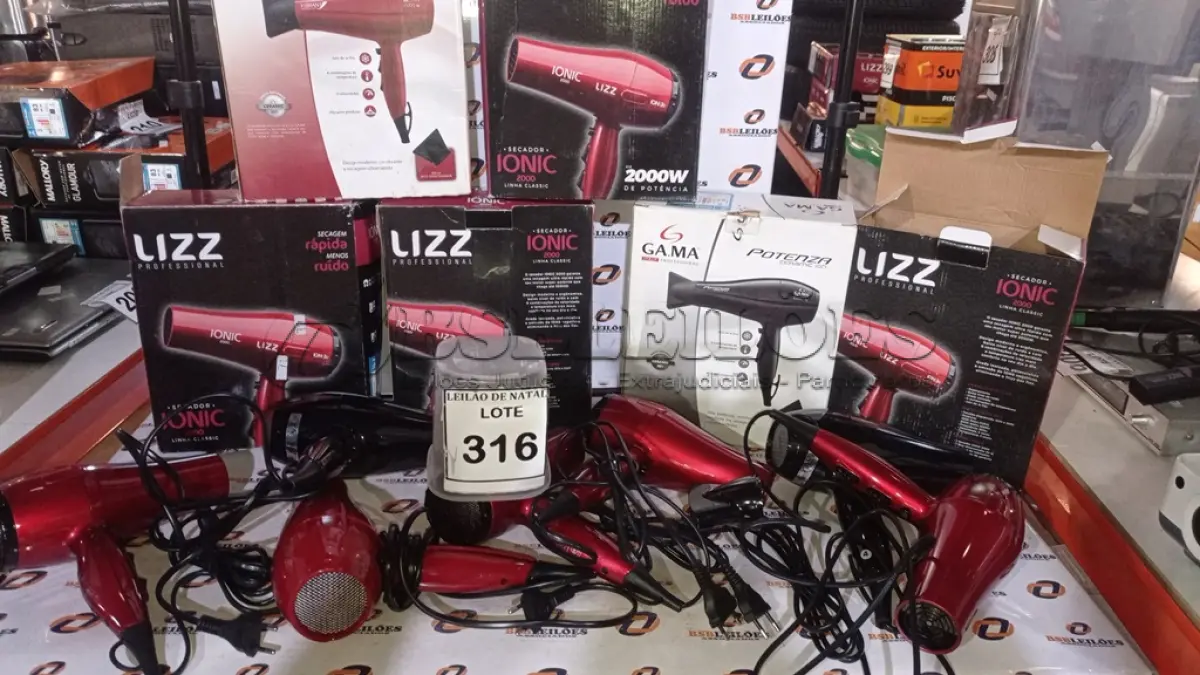 LOTE 316 - 07 SECADORES DE CABELO DE MARCAS DIVERSAS 220V. (NO ESTADO) ATENÇÃO! FAZER A VISITAÇÃO ANTES DE ARREMATAR, NÃO SABEMOS SE FUNCIONA, LEILÃO NÃO TEM GARANTIA E NEM DEVOLUÇÃO, SUJEITO A POSSÍVEIS AVARIAS VISÍVEIS/OCULTAS E/OU AUSÊNCIA DE COMPONENTES.