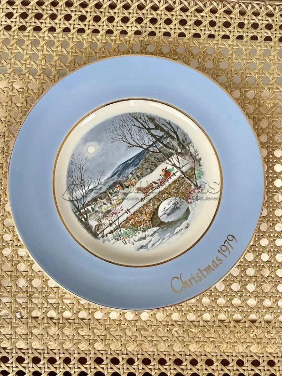 LOTE 040 - 01 LINDO PRATO DE NATAL DA SÉRIE AVON CHRISTMAS PLATE  PRATO DE COLECIONADOR FEITO NA INGLATERRA POR ENOCH WEDGWOOD (TUNSTALL) EM 1979.COM 21,5 CM DE DIÂMETRO A IMPRESSÃO NESTE PRATO É DE "DASHING THROUGH THE SNOW" COM DOIS ANÉIS DE OURO 22K E O NATAL DE 1979 TAMBÉM EM OURO 22K. ITEM COMPRADO EM GARAGENS DE ANTIGUIDADES NOS EUA.SUPORTE PARA PRATO NÃO INCLUÍDO NESTA VENDA. (NO ESTADO) ATENÇÃO! FAZER A VISITAÇÃO ANTES DE ARREMATAR, NÃO SABEMOS SE FUNCIONA, LEILÃO NÃO TEM GARANTIA E NEM DEVOLUÇÃO, SUJEITO A POSSÍVEIS AVARIAS VISÍVEIS/OCULTAS E/OU AUSÊNCIA DE COMPONENTES.