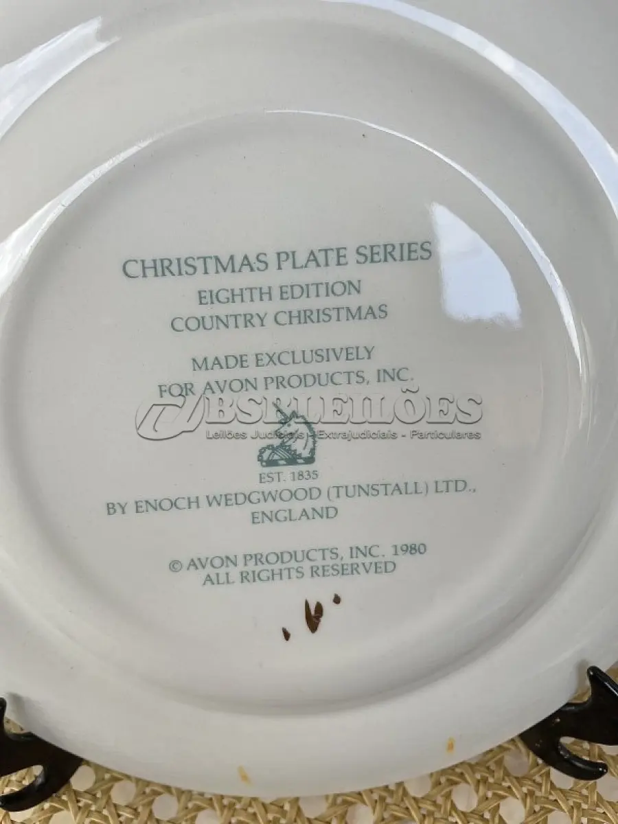 LOTE 048 - 01 LINDO PRATO DE NATAL DA SÉRIE AVON CHRISTMAS PLATE  PRATO DE COLECIONADOR FEITO NA INGLATERRA POR ENOCH WEDGWOOD COUNTRY CHRISTMAS SERIES 8ª EDIÇÃO HOLIDAY WEDGWOOD VINTAGE. (TUNSTALL) EM 1980.COM 21,5 CM DE DIÂMETRO A IMPRESSÃO NESTE PRATO É DE "DASHING THROUGH THE SNOW" COM DOIS ANÉIS DE OURO 22K . ITEM COMPRADO EM GARAGENS DE ANTIGUIDADES NOS EUA.SUPORTE PARA PRATO NÃO INCLUÍDO NESTA VENDA. (NO ESTADO) ATENÇÃO! FAZER A VISITAÇÃO ANTES DE ARREMATAR, NÃO SABEMOS SE FUNCIONA, LEILÃO NÃO TEM GARANTIA E NEM DEVOLUÇÃO, SUJEITO A POSSÍVEIS AVARIAS VISÍVEIS/OCULTAS E/OU AUSÊNCIA DE COMPONENTES.