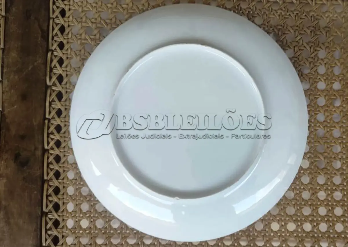 LOTE 088 - 01 PRATO “PORCELANA COM CENAS DE INVERNO COM 20,5 CM DE DIÂMETRO SUPORTE PARA PRATO NÃO INCLUÍDO NESTA VENDA. (NO ESTADO) ATENÇÃO! FAZER A VISITAÇÃO ANTES DE ARREMATAR, NÃO SABEMOS SE FUNCIONA, LEILÃO NÃO TEM GARANTIA E NEM DEVOLUÇÃO, SUJEITO A POSSÍVEIS AVARIAS VISÍVEIS/OCULTAS E/OU AUSÊNCIA DE COMPONENTES.