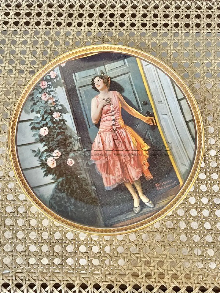 LOTE 108 - 01 BELO PRATO DE COLECIONADOR DE NORMAN ROCKWELL, VINTAGE DA EDWIN M. KNOWLES, ILUSTRADO PELO ICÔNICO NORMAN ROCKWELL. LANÇADO EM 1983, FAZ PARTE DA 7ª EDIÇÃO DA COLEÇÃO PRATO NUMERADO 3737L ROCKWELL'S REDISCOVERED WOMEN E FOI PRODUZIDO DE FORMA LIMITADA POR 150 DIAS, COM CERTIFICAÇÃO OFICIAL COMO "STANDING IN THE DOORWAY" PELA SOCIEDADE ROCKWELL AMERICANA. DIÂMETRO: 21,5 CM EDIÇÃO LIMITADA: 7ª EDIÇÃO (1983),COM CERTIFICADO DE AUTENTICIDADE. ITEM COMPRADO E GARAGENS DE ANTIGUIDADES NOS EUA.SUPORTE PARA PRATO NÃO INCLUÍDO NESTA VENDA. (NO ESTADO) ATENÇÃO! FAZER A VISITAÇÃO ANTES DE ARREMATAR, NÃO SABEMOS SE FUNCIONA, LEILÃO NÃO TEM GARANTIA E NEM DEVOLUÇÃO, SUJEITO A POSSÍVEIS AVARIAS VISÍVEIS/OCULTAS E/OU AUSÊNCIA DE COMPONENTES.