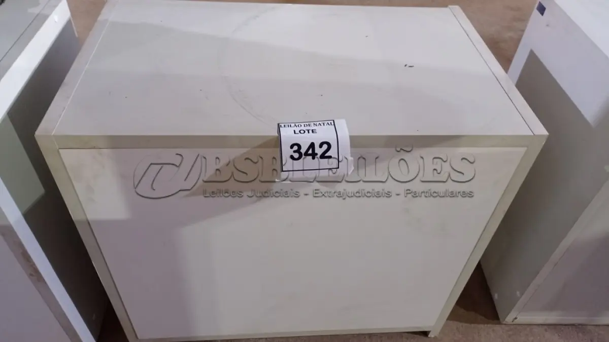 LOTE 342 - 01 ARMÁRIO BAIXO COM 02 PORTAS EM MADEIRA. (NO ESTADO) ATENÇÃO! FAZER A VISITAÇÃO ANTES DE ARREMATAR, NÃO SABEMOS SE FUNCIONA, LEILÃO NÃO TEM GARANTIA E NEM DEVOLUÇÃO, SUJEITO A POSSÍVEIS AVARIAS VISÍVEIS/OCULTAS E/OU AUSÊNCIA DE COMPONENTES.