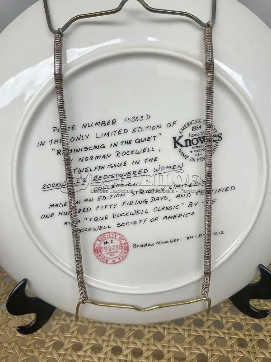 LOTE 262 - 01 PRATO COLECIONÁVEL EMITIDO PELA KNOWLES CHINA.ESTA EDIÇÃO LIMITADA É UM DESIGN DE NORMAN ROCKWELL E É CHAMADA DE "REMINISCING IN THE QUIET" (REMINISCÊNCIAS NO SILÊNCIO).DA "REDISCOVERED WOMEN COLLECTION" DE ROCKWELL. ROCKWELL REALMENTE RETRATOU A SIMPLICIDADE DA VIDA AMERICANA, AQUELES MOMENTOS RICOS QUE TODOS NÓS VALORIZAMOS. O PRATO COM 21,5 CM DE  DIÂMETRO. UMA EDIÇÃO LIMITADA, ORIGINAL OX E COA INCLUÍDOS. ÓTIMA COR, ESTILO E CONDIÇÃO. COM CERTIFICADO DE AUTENTICIDADE E OS FOLHETOS ORIGINAL DA ÉPOCA E NOTA DE COMPRA DATA EM, 28/05/1981.ITEM COMPRADO E GARAGENS DE ANTIGUIDADES NOS EUA. SUPORTE PARA PRATO NÃO INCLUÍDO NESTA VENDA. (NO ESTADO) ATENÇÃO! FAZER A VISITAÇÃO ANTES DE ARREMATAR, NÃO SABEMOS SE FUNCIONA, LEILÃO NÃO TEM GARANTIA E NEM DEVOLUÇÃO, SUJEITO A POSSÍVEIS AVARIAS VISÍVEIS/OCULTAS E/OU AUSÊNCIA DE COMPONENTES.
