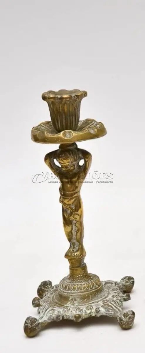 LOTE 047 - 01 CASTIÇAL DE BRONZE PARA VELA, 26 DE ALTURA. (NO ESTADO) ATENÇÃO! FAZER A VISITAÇÃO ANTES DE ARREMATAR, NÃO SABEMOS SE FUNCIONA, LEILÃO NÃO TEM GARANTIA E NEM DEVOLUÇÃO, SUJEITO A POSSÍVEIS AVARIAS VISÍVEIS/OCULTAS E/OU AUSÊNCIA DE COMPONENTES.