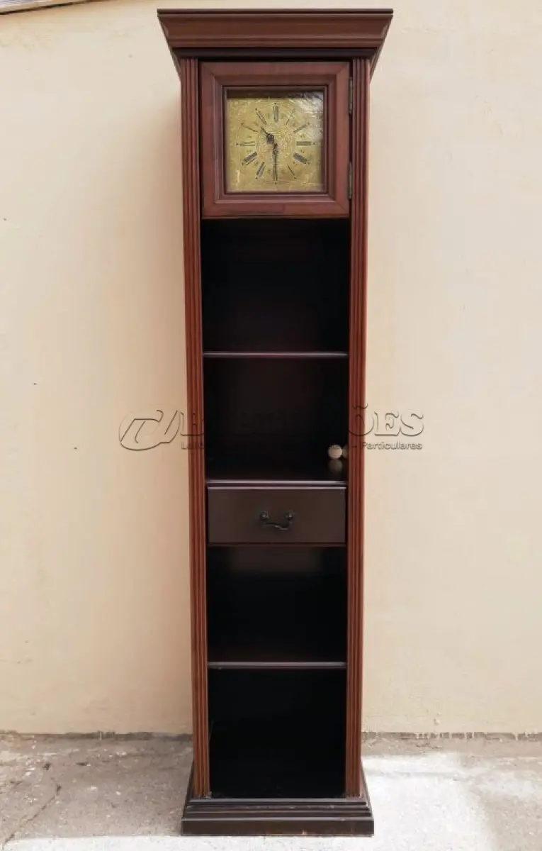LOTE 023 - 01 LINDO RELÓGIO COLUNA COM FUNCIONANDO, 199 X 44 X 38 CM. (NO ESTADO) ATENÇÃO! FAZER A VISITAÇÃO ANTES DE ARREMATAR, NÃO SABEMOS SE FUNCIONA, LEILÃO NÃO TEM GARANTIA E NEM DEVOLUÇÃO, SUJEITO A POSSÍVEIS AVARIAS VISÍVEIS/OCULTAS E/OU AUSÊNCIA DE COMPONENTES.