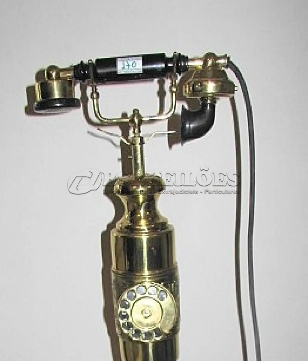 LOTE 035 - 01 RARO TELEFONE IMPORTADO  FUNCIONANDO. FUNCIONANDO ATE O MOMENTO SEM GARANTIAS FUTURAS  ALT. 117CM. (NO ESTADO) ATENÇÃO! FAZER A VISITAÇÃO ANTES DE ARREMATAR, NÃO SABEMOS SE FUNCIONA, LEILÃO NÃO TEM GARANTIA E NEM DEVOLUÇÃO, SUJEITO A POSSÍVEIS AVARIAS VISÍVEIS/OCULTAS E/OU AUSÊNCIA DE COMPONENTES.