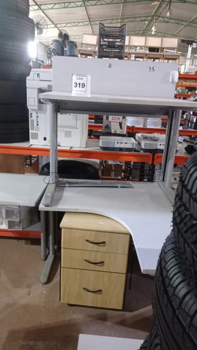 LOTE 319 - 01 MESA EM L, 01 MESA DE ESCRITÓRIO E 01 GAVETEIRO. (NO ESTADO) ATENÇÃO! FAZER A VISITAÇÃO ANTES DE ARREMATAR, NÃO SABEMOS SE FUNCIONA, LEILÃO NÃO TEM GARANTIA E NEM DEVOLUÇÃO, SUJEITO A POSSÍVEIS AVARIAS VISÍVEIS/OCULTAS E/OU AUSÊNCIA DE COMPONENTES.