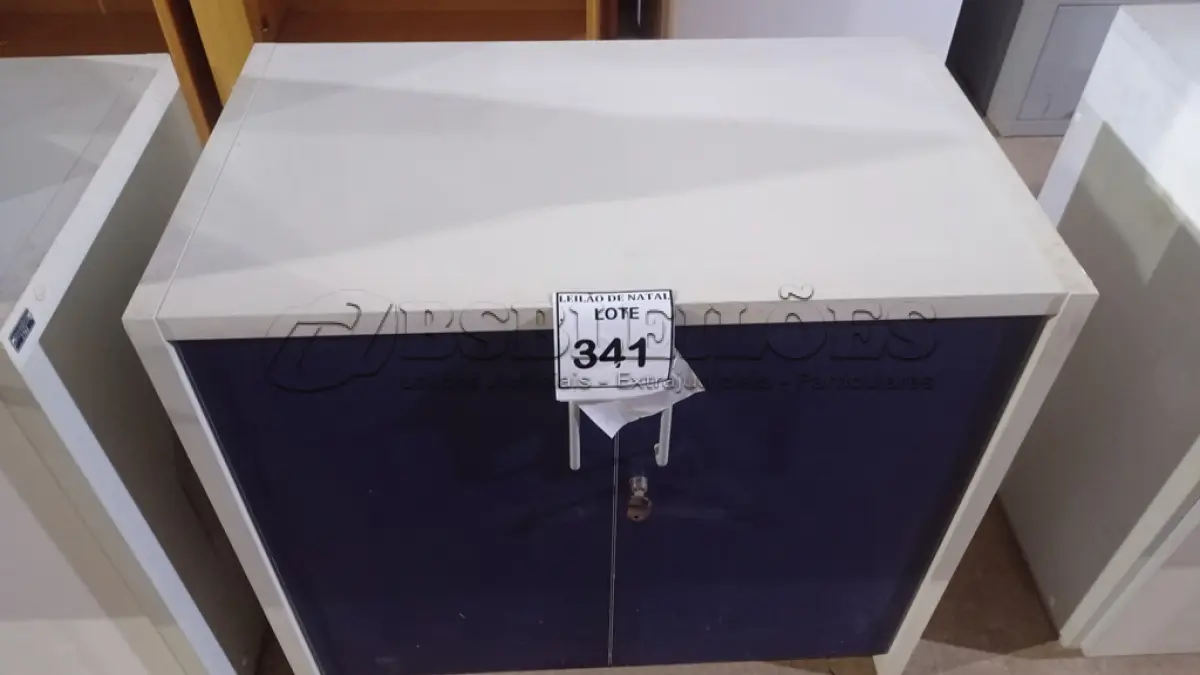 LOTE 341 - 01 ARMÁRIO BAIXO COM 02 PORTAS EM MADEIRA. (NO ESTADO) ATENÇÃO! FAZER A VISITAÇÃO ANTES DE ARREMATAR, NÃO SABEMOS SE FUNCIONA, LEILÃO NÃO TEM GARANTIA E NEM DEVOLUÇÃO, SUJEITO A POSSÍVEIS AVARIAS VISÍVEIS/OCULTAS E/OU AUSÊNCIA DE COMPONENTES.
