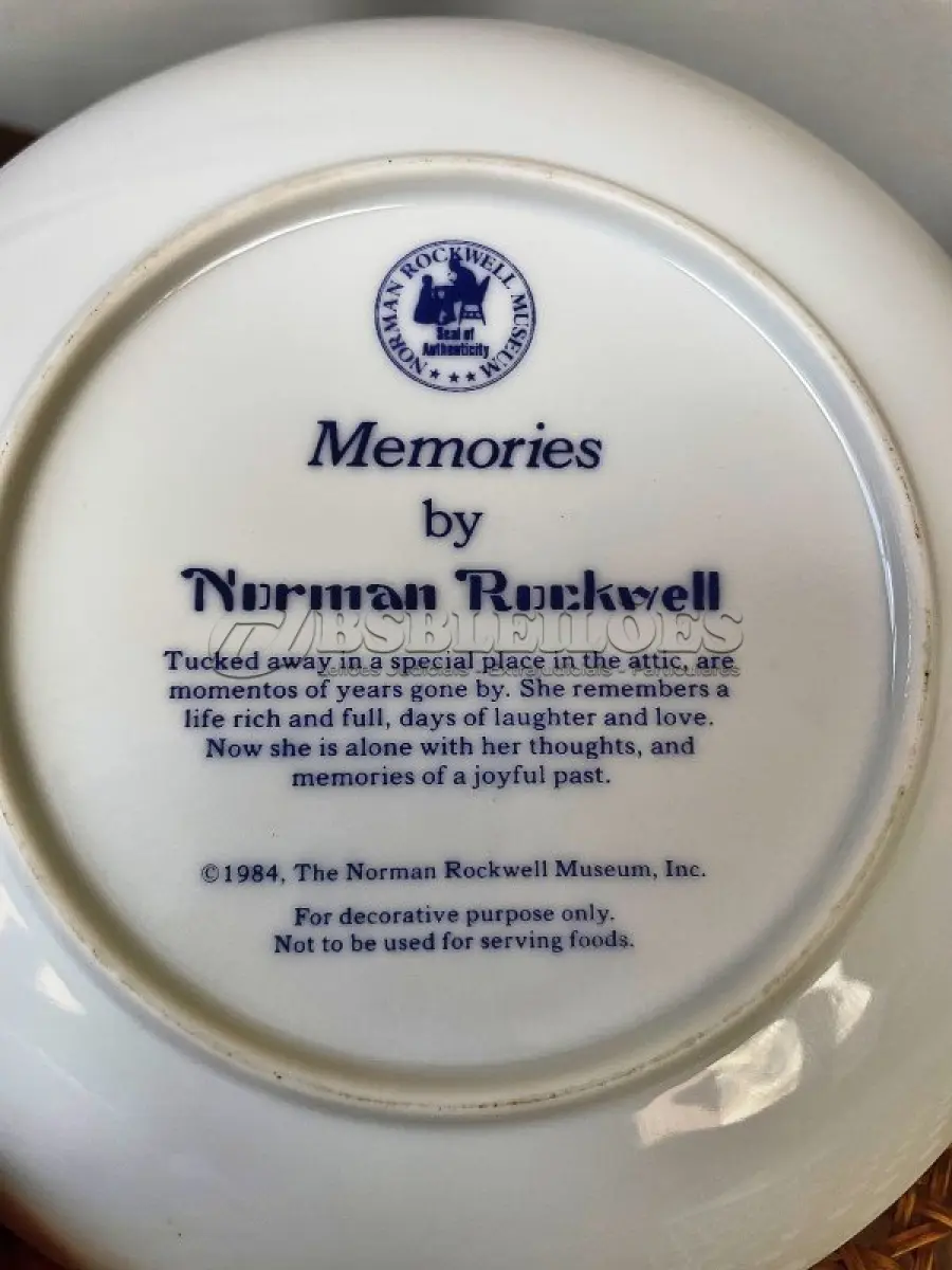 LOTE 220 - 01 PRATO DECORATIVO VINTAGE “MEMORIES” DE NORMAN ROCKWELL. "ELA ENCONTROU UM LUGAR MUITO ESPECIAL NO SÓTÃO: AS MEMÓRIAS DE UMA VIDA FELIZ, PLENA E CHEIA DE ALEGRIA." COPYRIGHT 1984, THE NORMAN ROCKWELL MUSEUM INC. COM 16,5 CM DE DIÂMETRO. EM PERFEITO ESTADO, PARECE NOVO! UMA ADIÇÃO DESLUMBRANTE A QUALQUER COLEÇÃO! .ITEM COMPRADO EM GARAGENS DE ANTIGUIDADES NOS EUA. SUPORTE PARA PRATO NÃO INCLUÍDO NESTA VENDA. (NO ESTADO) ATENÇÃO! FAZER A VISITAÇÃO ANTES DE ARREMATAR, NÃO SABEMOS SE FUNCIONA, LEILÃO NÃO TEM GARANTIA E NEM DEVOLUÇÃO, SUJEITO A POSSÍVEIS AVARIAS VISÍVEIS/OCULTAS E/OU AUSÊNCIA DE COMPONENTES.