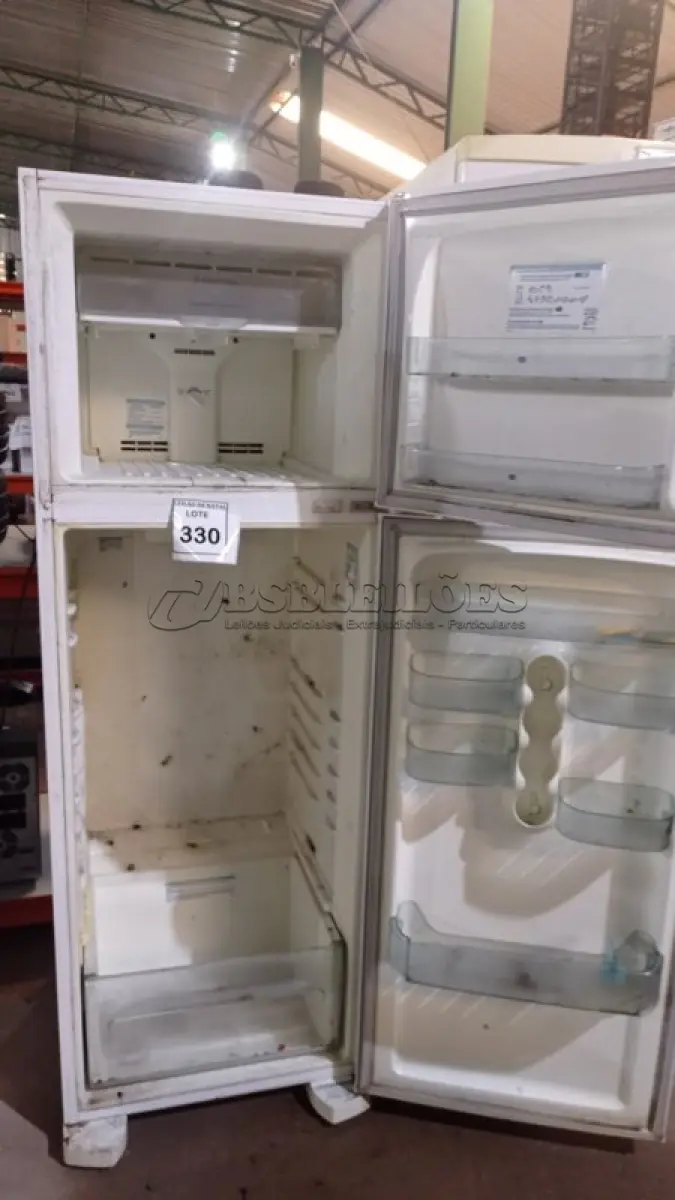 LOTE 330 - 01 GELADEIRA MARCA ELECTROLUX. 220V (NO ESTADO) ATENÇÃO! FAZER A VISITAÇÃO ANTES DE ARREMATAR, NÃO SABEMOS SE FUNCIONA, LEILÃO NÃO TEM GARANTIA E NEM DEVOLUÇÃO, SUJEITO A POSSÍVEIS AVARIAS VISÍVEIS/OCULTAS E/OU AUSÊNCIA DE COMPONENTES.
