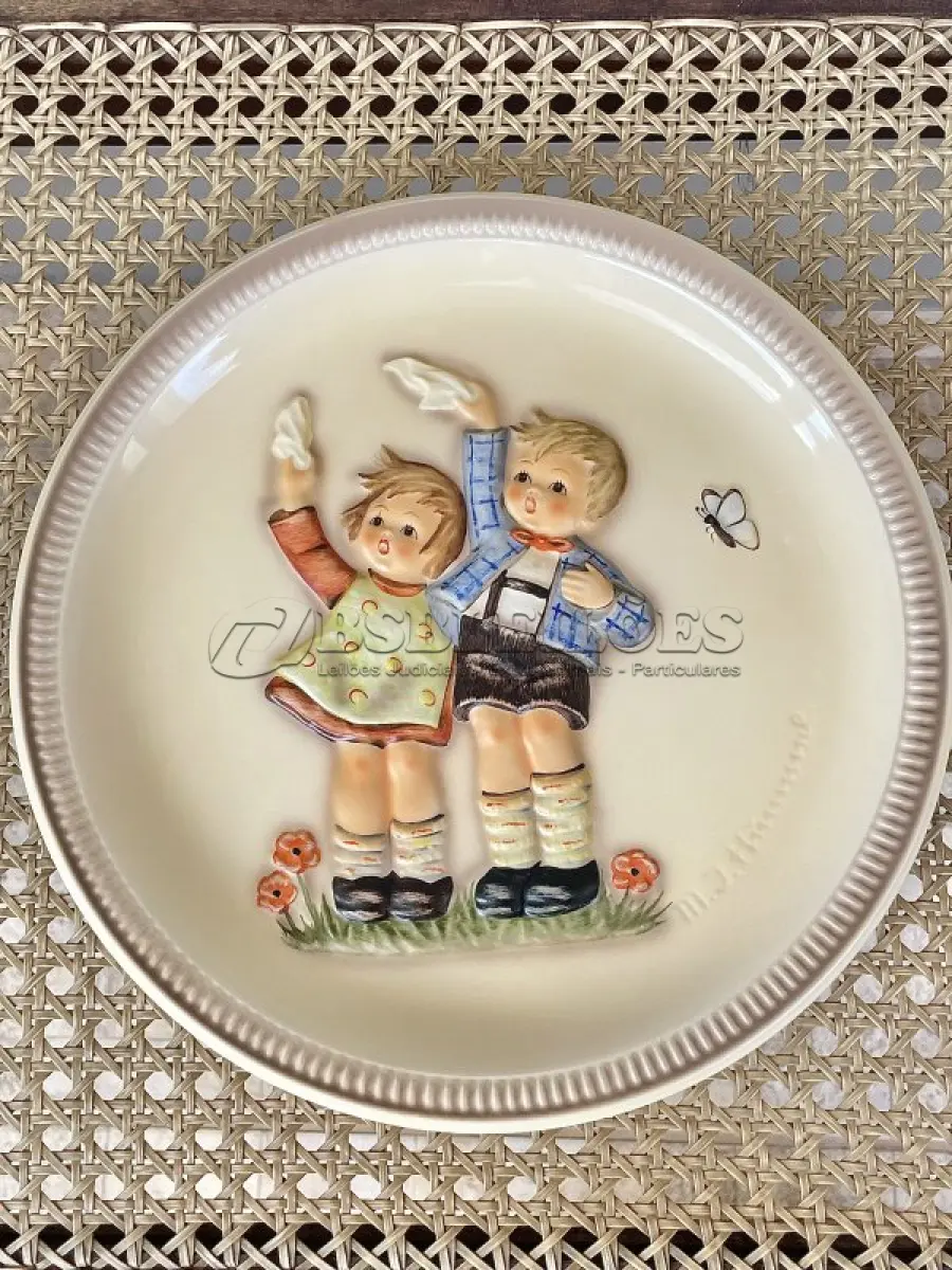 LOTE 026 - 01 RARO PRATO ANUAL M.J. HUMMEL 1985 EM BAIXO-RELEVO - TERCEIRA / ÚLTIMA EDIÇÃO PRATO DE ANIVERSÁRIO "AUF WIEDERSEHEN" FABRICADO NA ALEMANHA OCIDENTAL EM 1980. COM 25 CM DE DIÂMETRO. ACOMPANHA A CAIXA ORIGINAL.SUPORTE PARA PRATO NÃO INCLUÍDO NESTA VENDA.VEJA NAS FOTOS PREÇOS DELE EM OUTROS PAISES PRATOS MUITOS RAROS VEJA NAS FOTOS PREÇOS DELE EM OUTROS PAISES PRATOS MUITOS RAROS. (NO ESTADO) ATENÇÃO! FAZER A VISITAÇÃO ANTES DE ARREMATAR, NÃO SABEMOS SE FUNCIONA, LEILÃO NÃO TEM GARANTIA E NEM DEVOLUÇÃO, SUJEITO A POSSÍVEIS AVARIAS VISÍVEIS/OCULTAS E/OU AUSÊNCIA DE COMPONENTES.